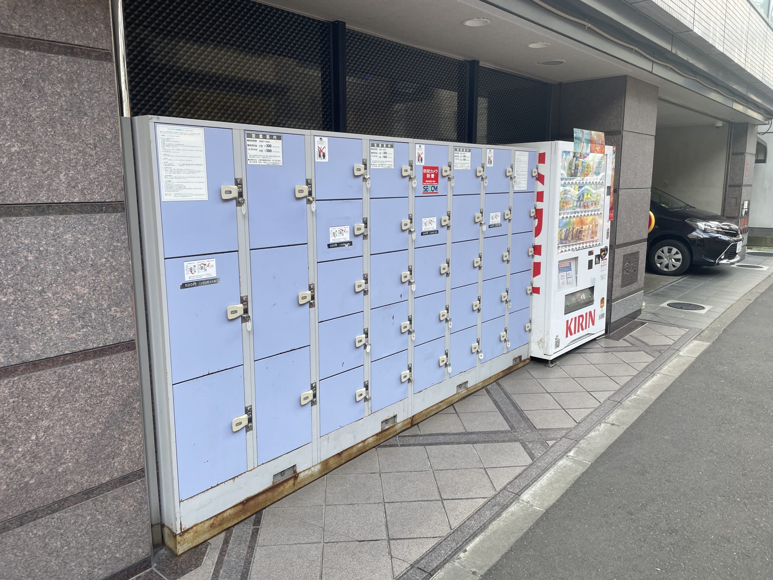 Dawinの入るビルの外側にも若干のコインロッカーがある